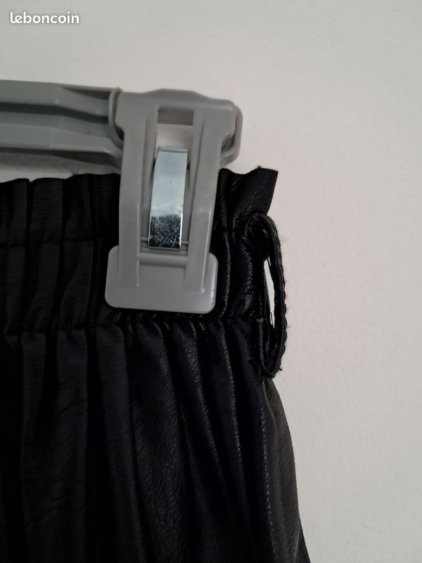 Jupe plissée noire simili cuir, taille M (image 3)