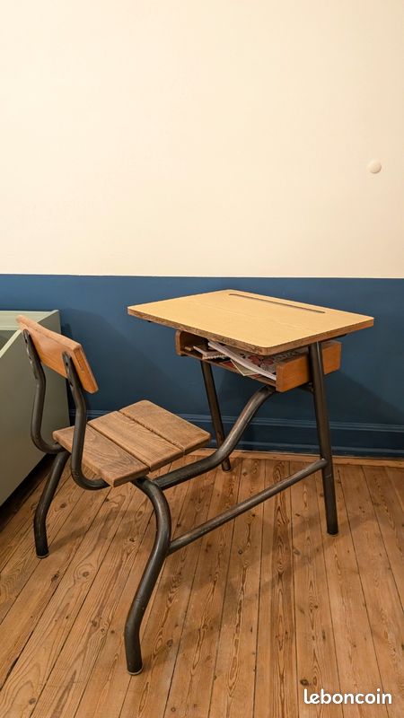 Bureau d'écolier ancien (image 1)