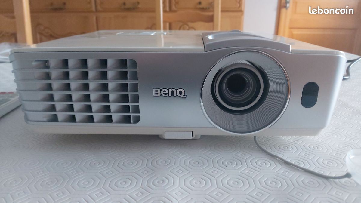 VIDÉOPROJECTEUR Benq w 1070 (image 1)