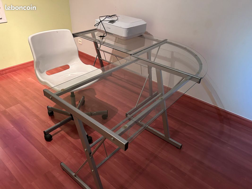 Bureau et chaise (image 1)