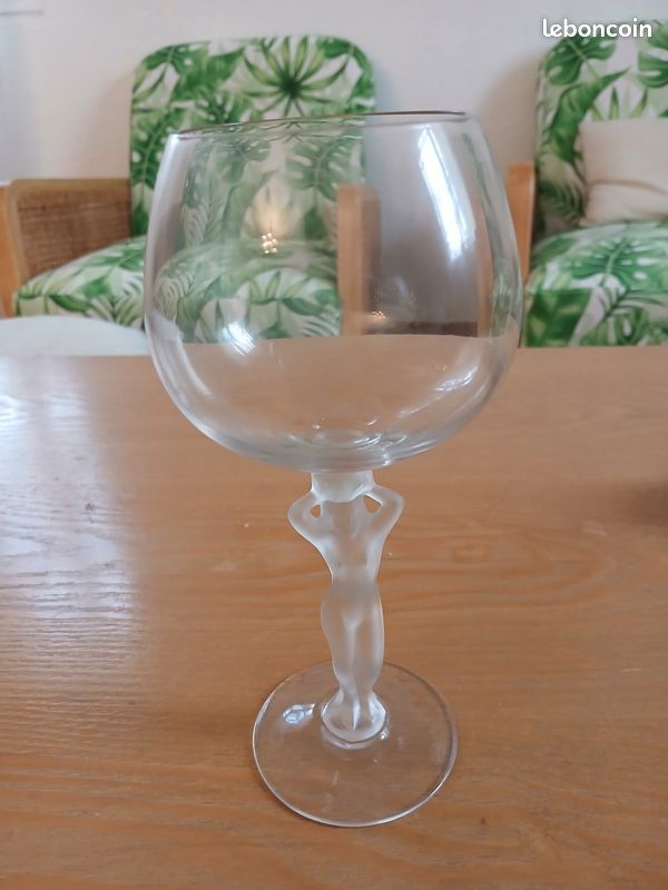 Verre de Vénus ancien en cristal – 18 cm (image 1)