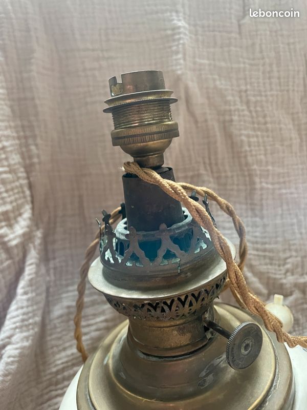 Ancienne lampe à pétrole en faïence et laiton électrifiée (image 4)