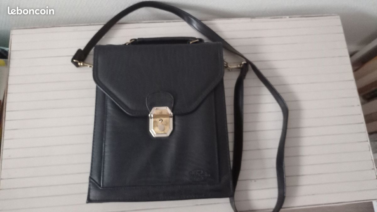 Petit Porte document en bandoulière (image 1)