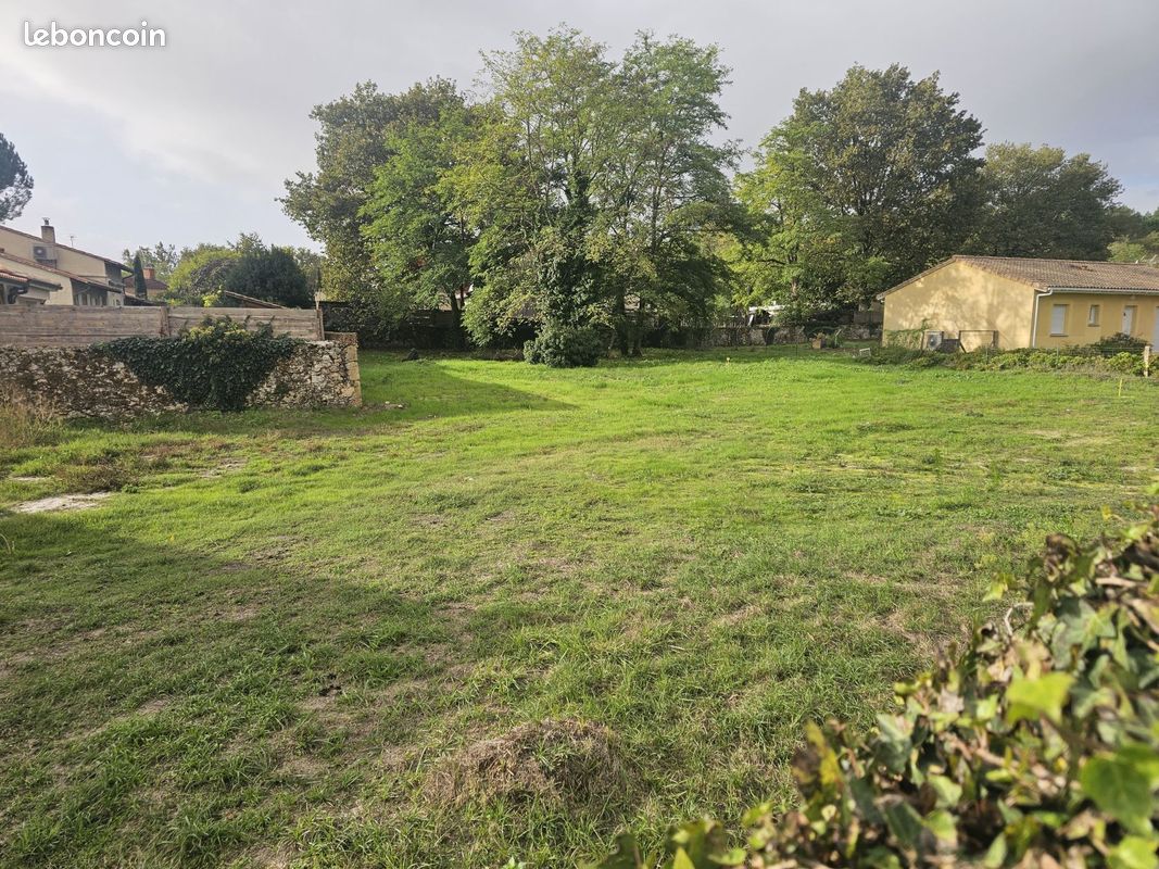 Terrain 648 m² · à Landiras · 74 000 €