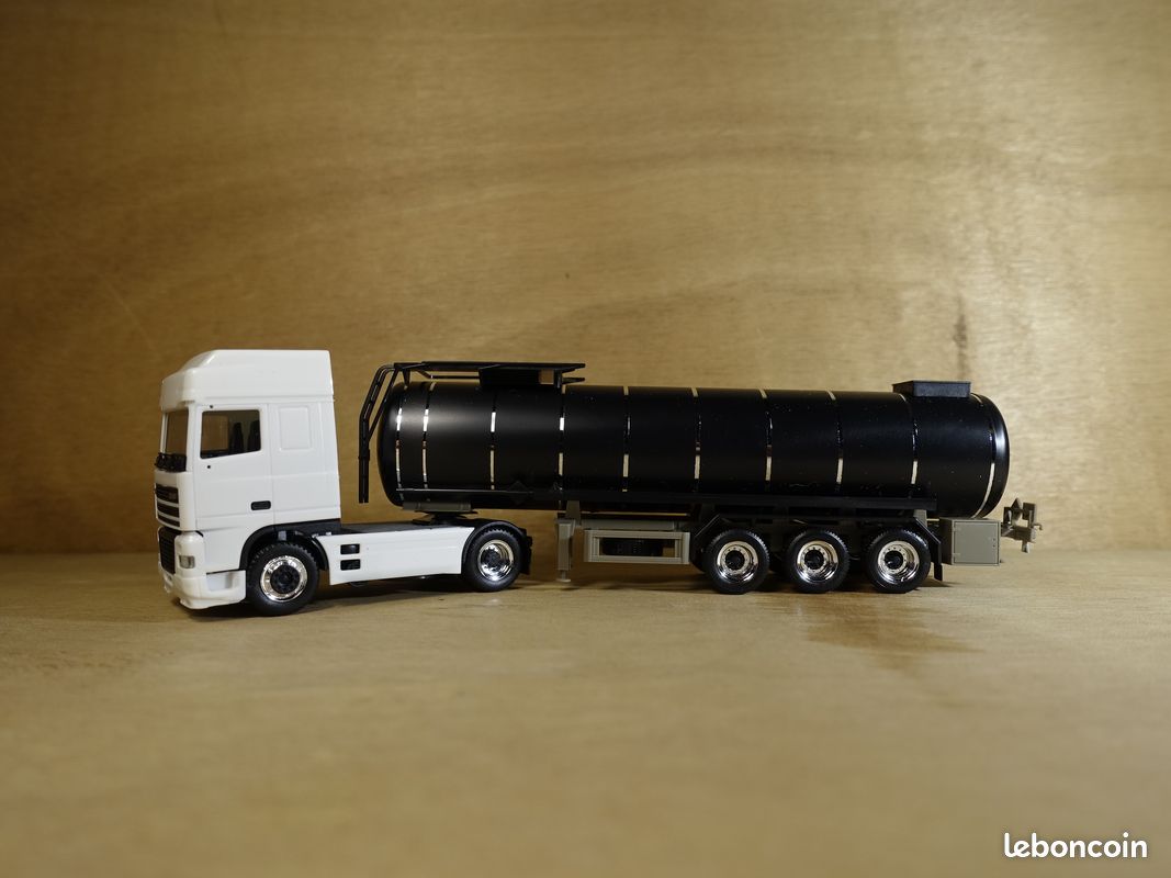 Herpa truck model Set with three tank containers HOYER, on a scale of 1:87, plastic miniature, made in Germany, model building, collectors edition