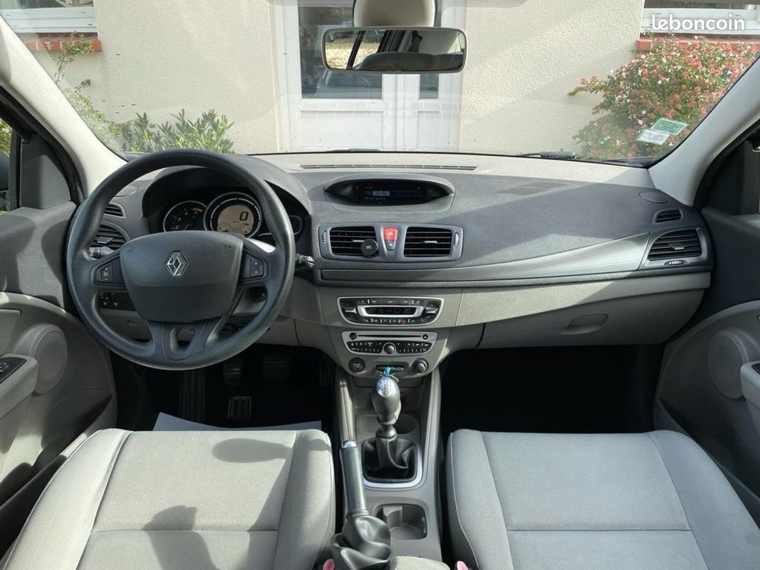 RENAULT MEGANE III BERLINE 1.5 dCi 110 cv Dynamique Champion Euro 5 (image 4)