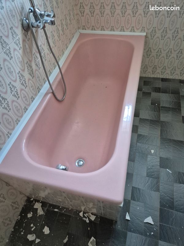 Baignoire en fonte rose (image 1)