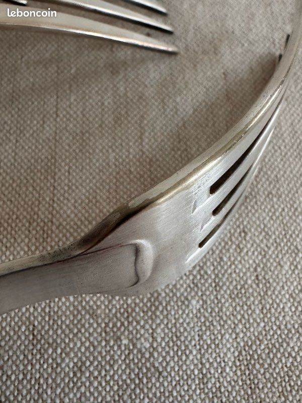Ensemble comprenant une fourchette à gâteau en argent massif, poinçon