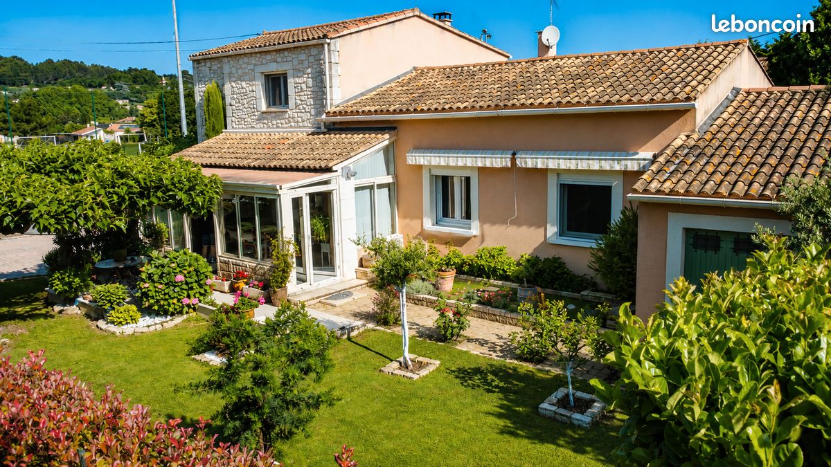 Maison 6 pièces 159 m² · à Sauveterre · 159 m² · 490 000 €