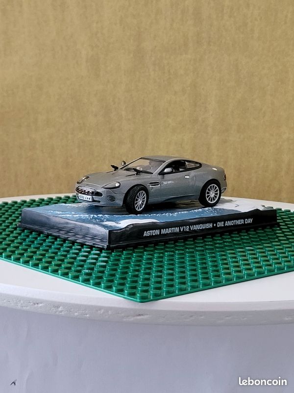 Aston Martin V12 Vanquish James Bond 007 – Die Another Day – Miniature Avec Boîte D'origine