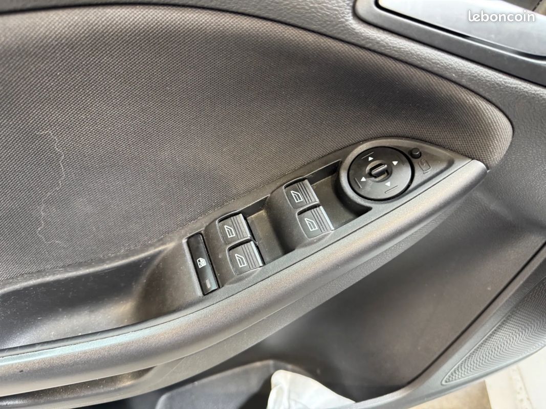 FORD Focus ST-Line 1.0 Ecoboost 125ch - Suivi - Caméra de Recul - GPS (image 40)