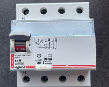 LEGRAND Interrupteur différentiel DX³-ID arrivée haute et départ bas à