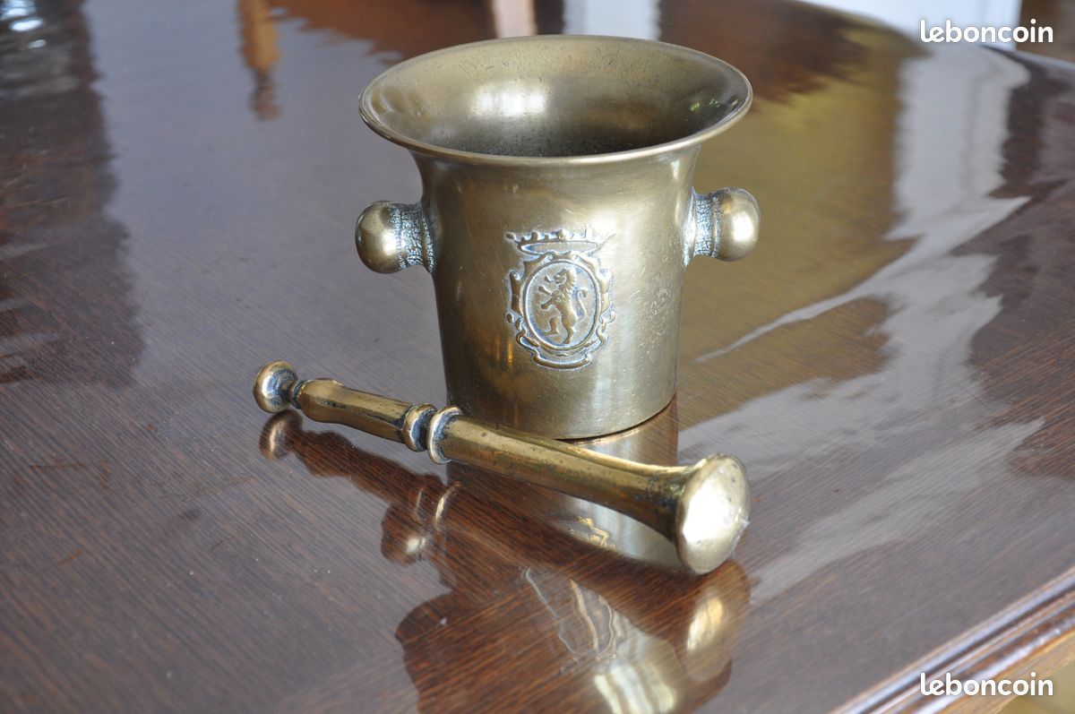 Mortier d apothicaire avec pilon en bronze Antique. XIXÈME siècle. Blason lion - Collection