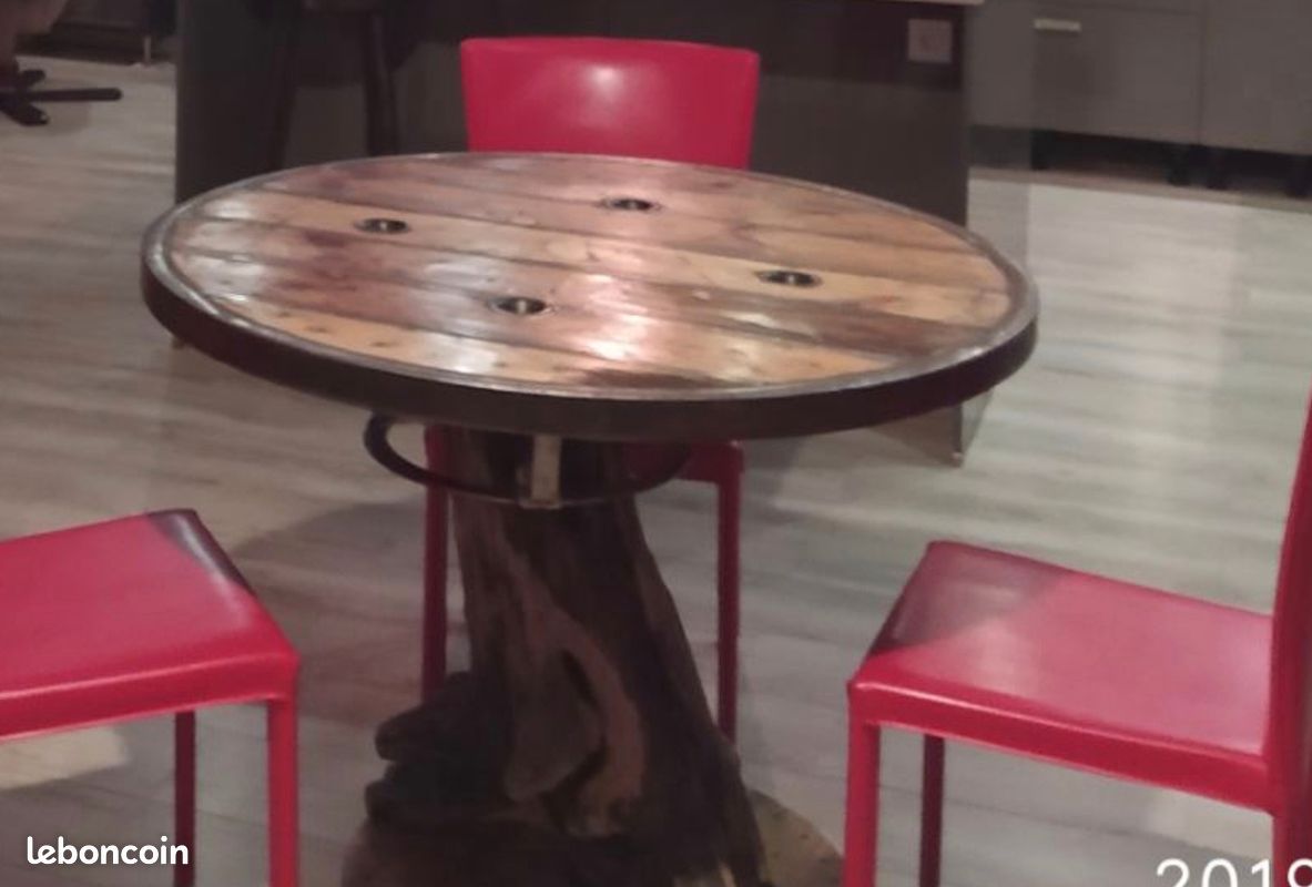 Table Ronde artisanale unique – Pied en bois flotté – Pièce unique (image 1)