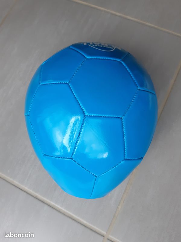Un dessin d'un ballon de baseball avec un fond blanc | Vecteur Premium