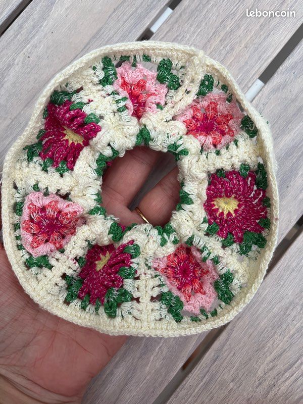 Chouchou élastique en crochet – Fleurs roses (image 5)