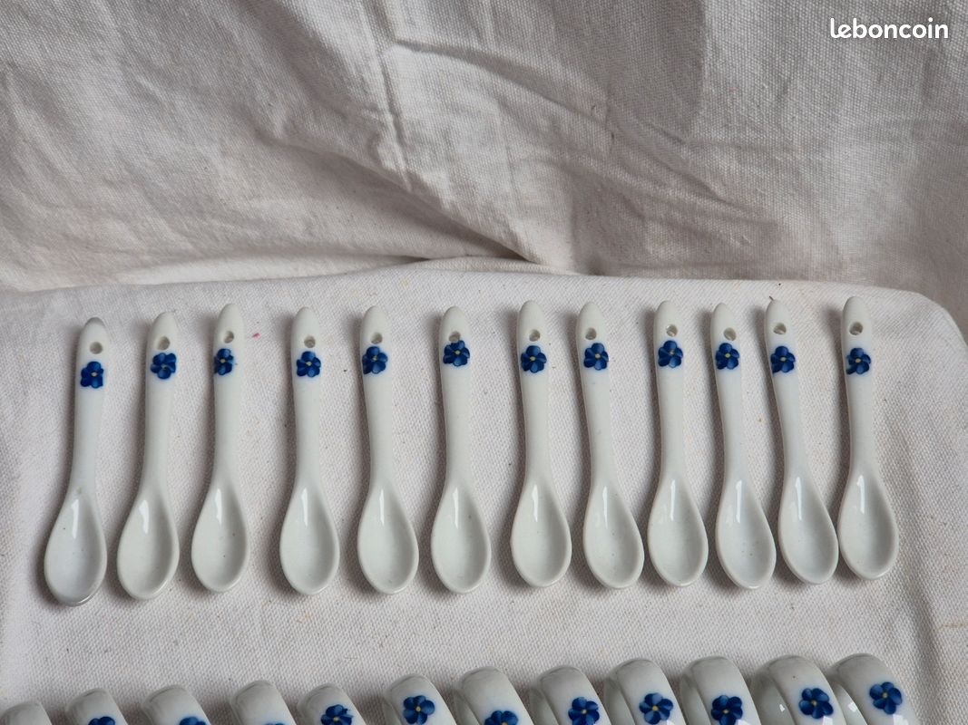 Service de table 48 pièces porcelaine fleurs bleues (repose-couteaux, cuillères, ronds de serviette) (image 2)