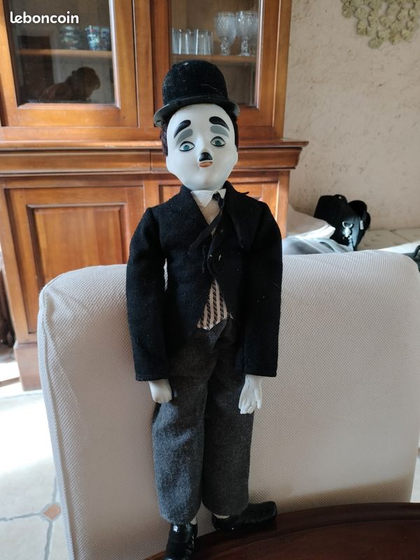Charlie Chaplin figurine (image 1)