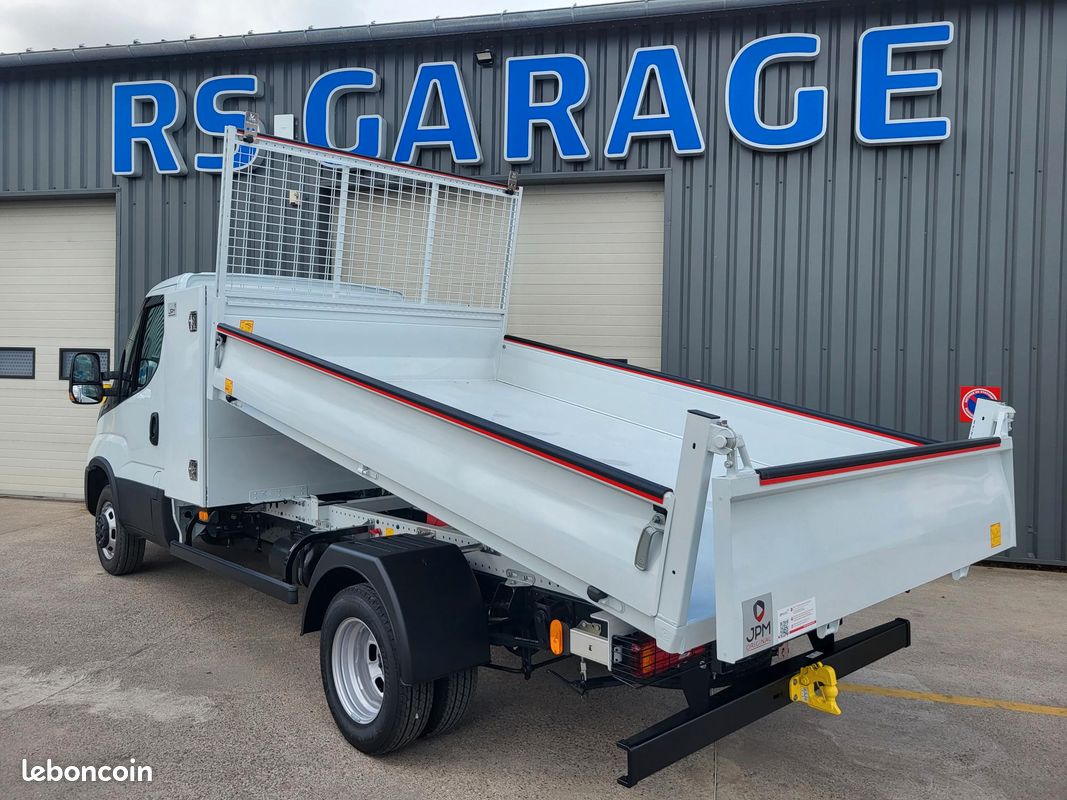 IVECO DAILY 35C18 H3.0 BVM6 PACK COMFORT + PACK CONSTRUCTION SIMPLE CABINE BENNE et COFFRE 03 PLACES comme NEUF avec CAMÉRA + MOTEUR 3 LITRES + SUSPENSION RENFORCÉE 13 LAMES ( Prix Vente 48 490 HT ) (image 2)