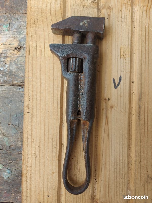 n° 376 OLD TOOL OUTIL ANCIEN Clé a Molette