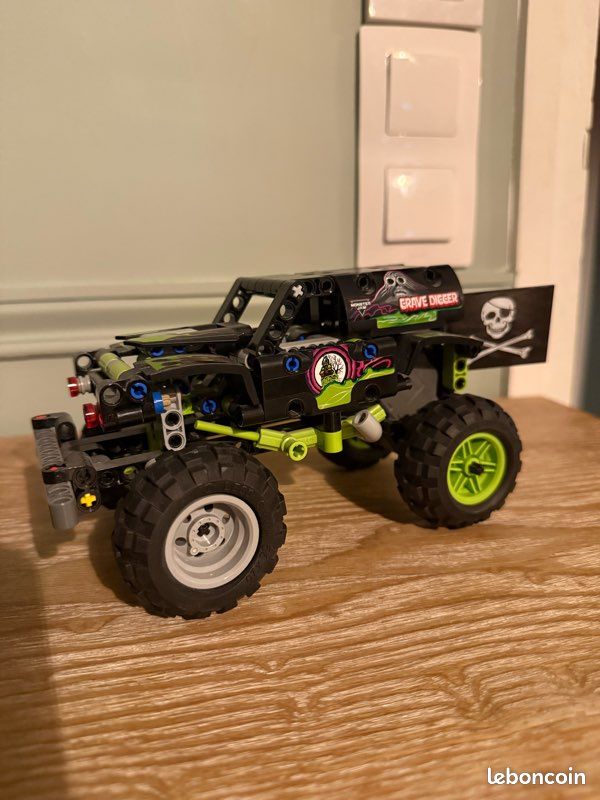LEGO 42118 Technic Monster Jam Grave Digger (image 1)