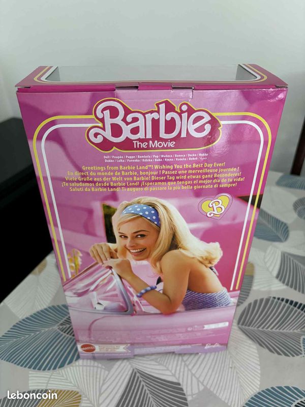 Barbie Le Film – Poupée Articulée Look Vintage Robe Vichy Rose, Collier De Marguerites, Boîte Collector HPJ96