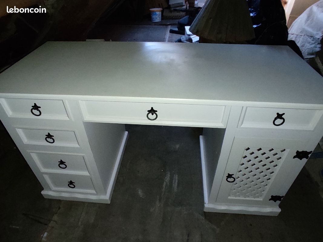 Bureau (image 1)