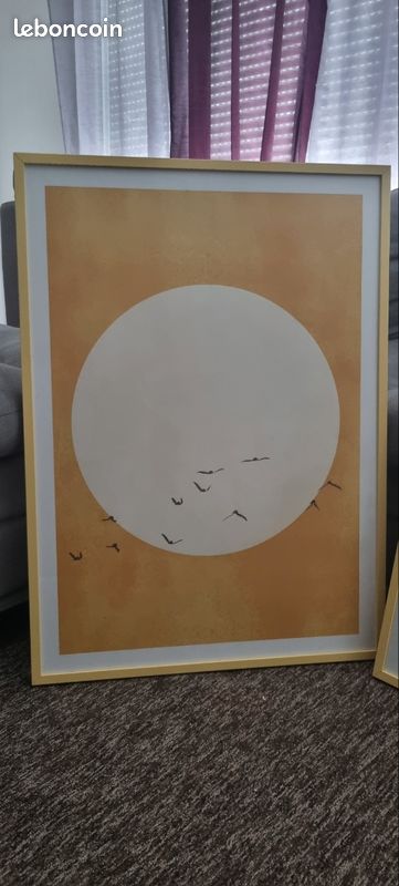 Je vends les deux cadres de chez desenio de couleur jaune. Ils sont assez grand et on très bon état (image 2)