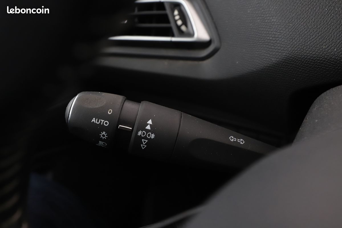Peugeot 308 1.2 PureTech Allure 130 ch (image 28)