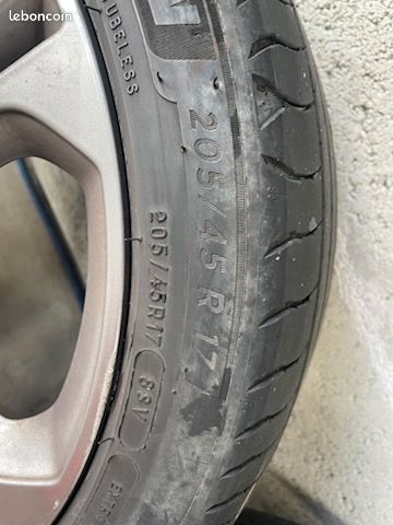 Je vends 4 Jantes Renault clio 4 GTLine et 4 pneus Michelin (image 3)