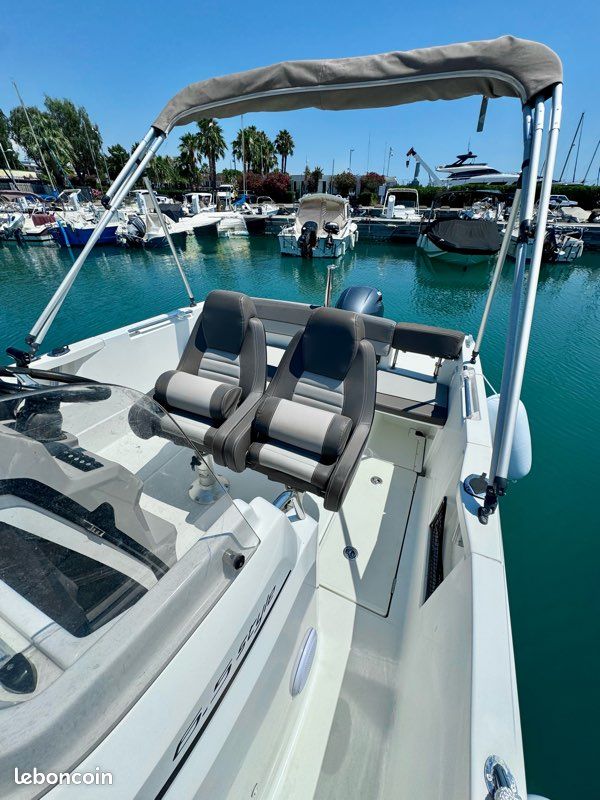 ✅ Jeanneau Cap Camarat 6.5 CC-2 2018 Full options + Yamaha 150 ch + Place au port possible + Remorque neuve en option (idem Beneteau Flyer, Cap Ferret, Quicksilver, Ranieri, Pacific Craft) (image 2)