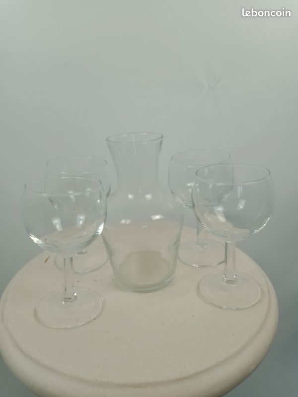 Lot 4 verre a vin et une carafe (image 2)