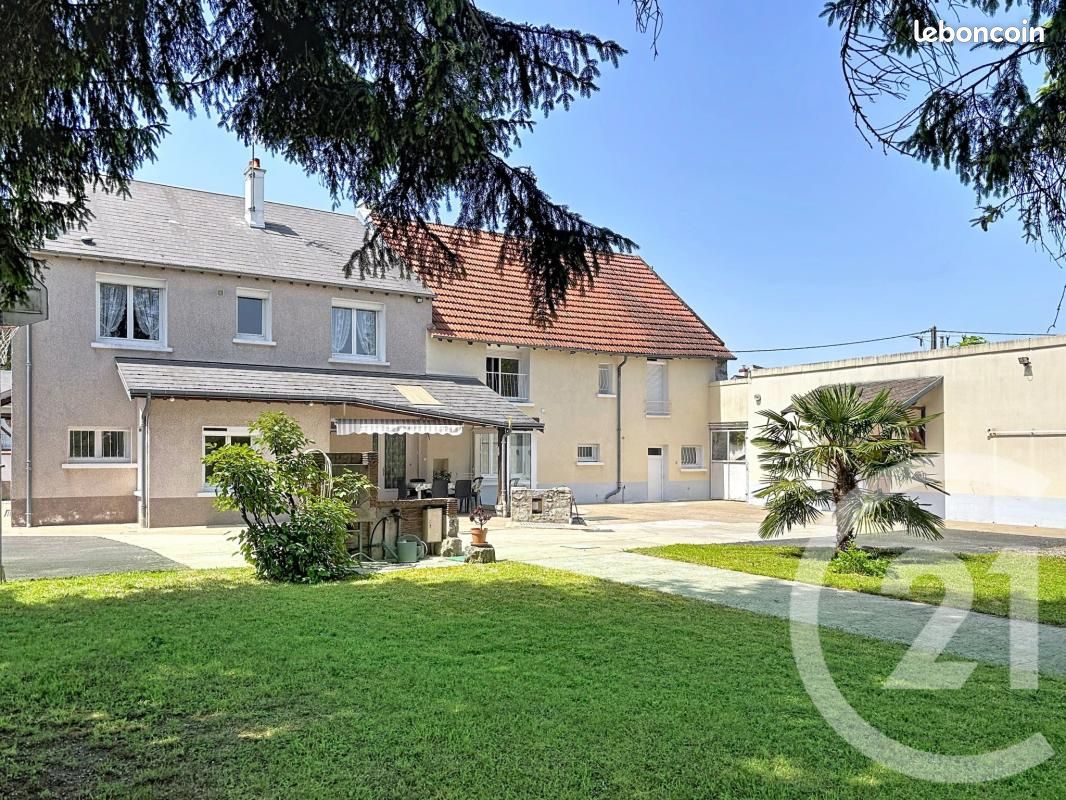 Maison 8 pièces 198 m² · à Saint-Jean-de-la-Ruelle · 198 m² · 370 000 €