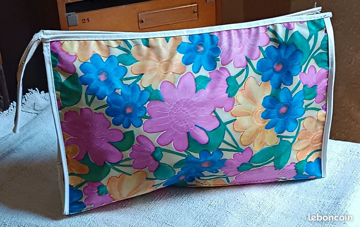 Ancienne trousse de toilette plastique grandes fleurs (image 2)