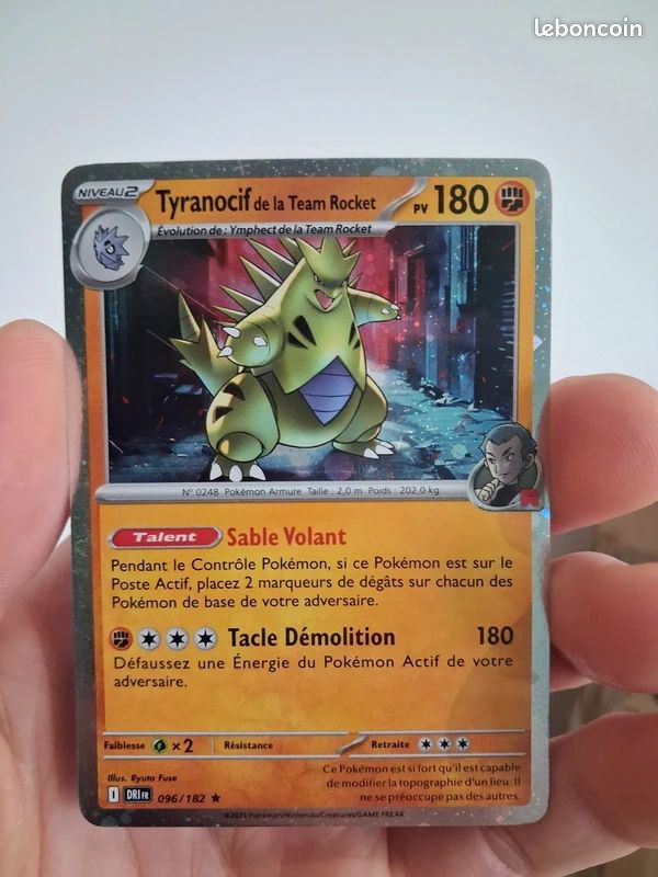Tyranocif Team Rocket 096/182 Holo Ou Reverse (Aléatoire) – Coffret Myboost X Écarlate Et Violet 10 Rivalités Destinées (10 Cartes Pokémon Françaises)