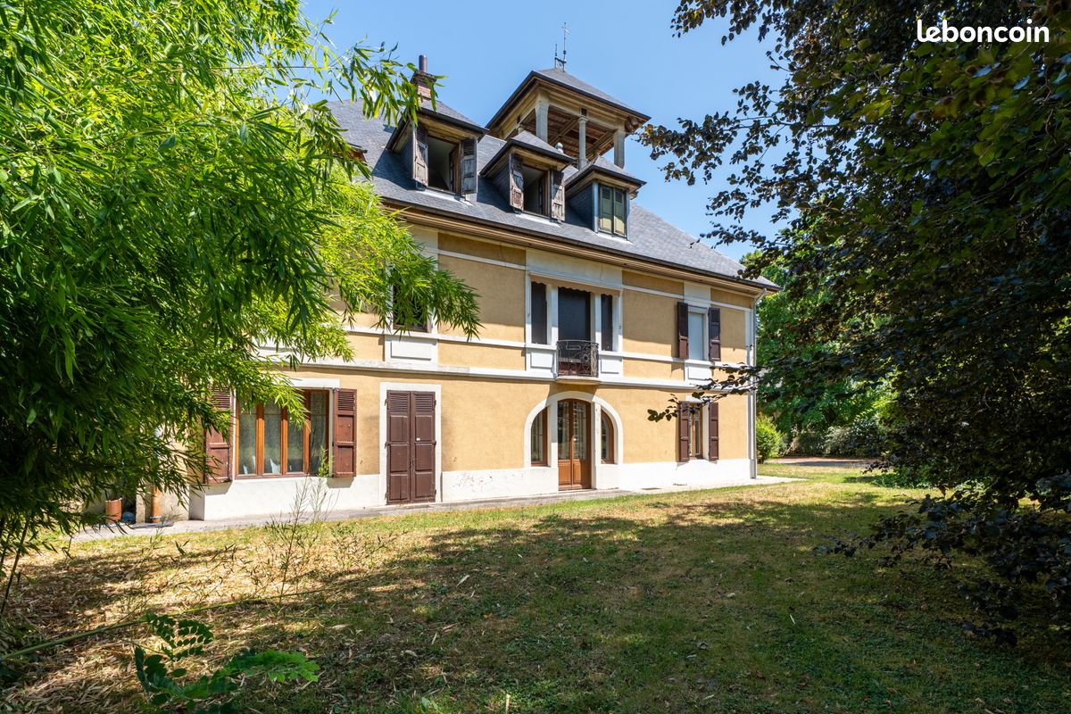 Maison 8 pièces 236 m² · à La Motte-Servolex · 236 m² · 190 000 €
