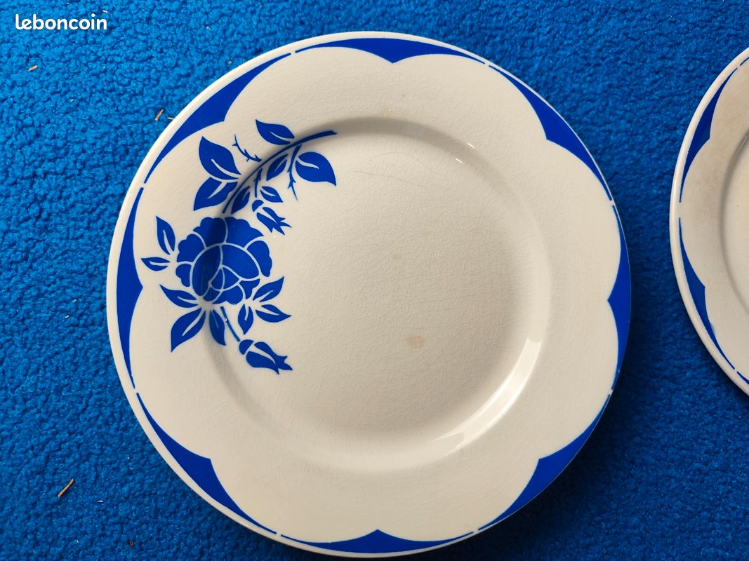 Série de 6 assiettes porcelaine art déco, blanche fleurs bleues, liseret argenté