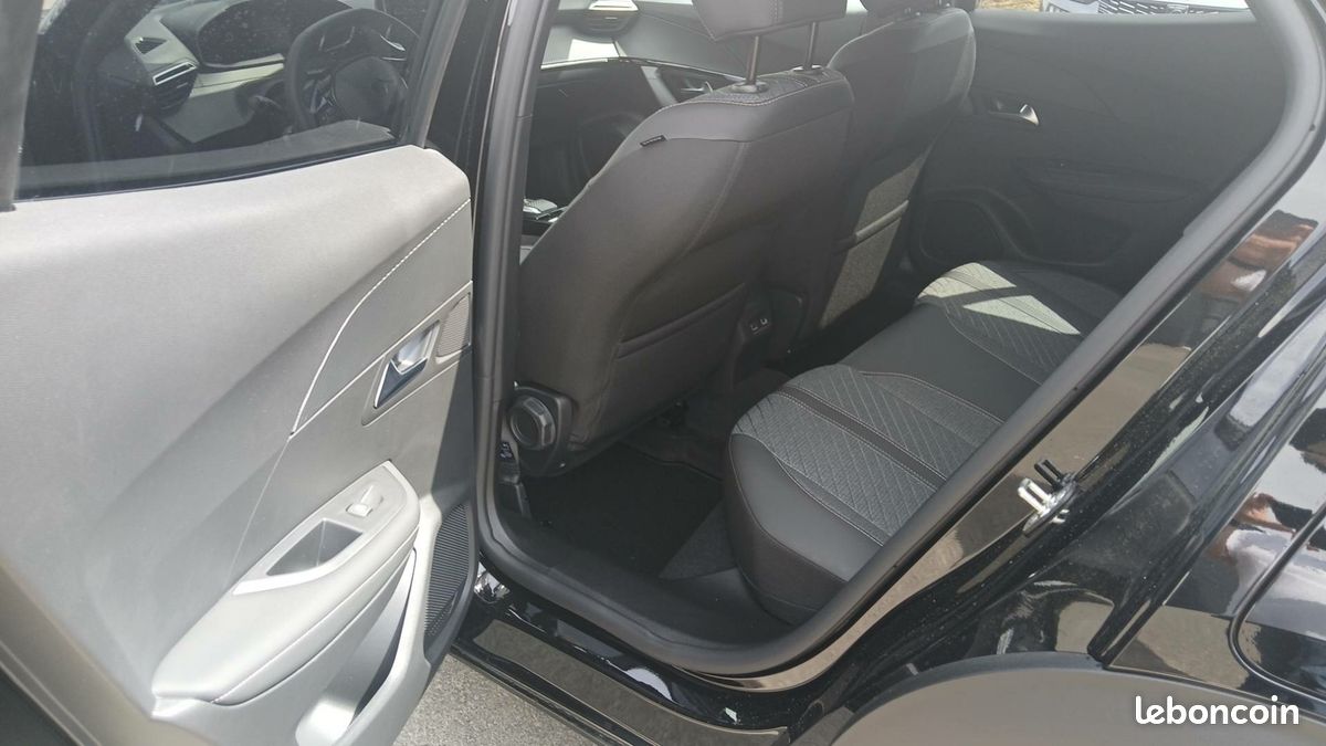 PEUGEOT 2008 Hybrid 145 e-DCS6 Allure (image 20)