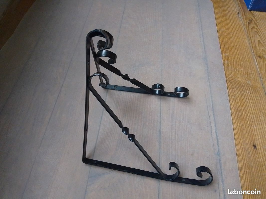 Paire d'équerres décoratives en fer forgé laqué noir (image 2)