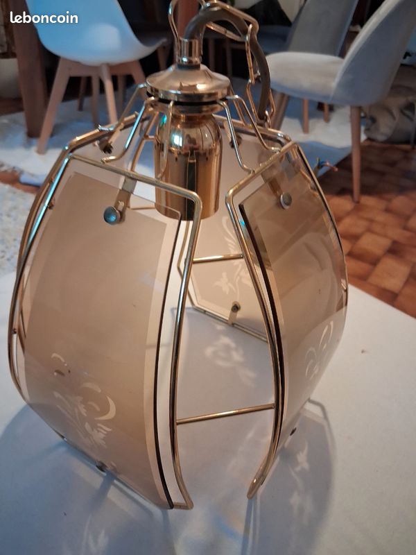 Lustre vintage des années 80 avec sa structure en métal doré et panneaux de verre
Remise en main propre uniquement 
Bon état (image 1)