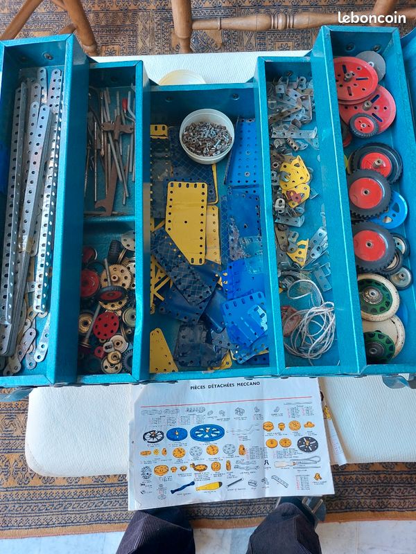 Lot 1135 - A Meccano 1980's No.5 construction gift set