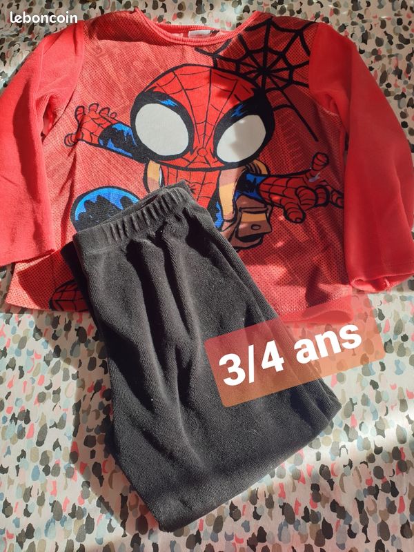Pyjama spidey 3/4 ans (image 1)