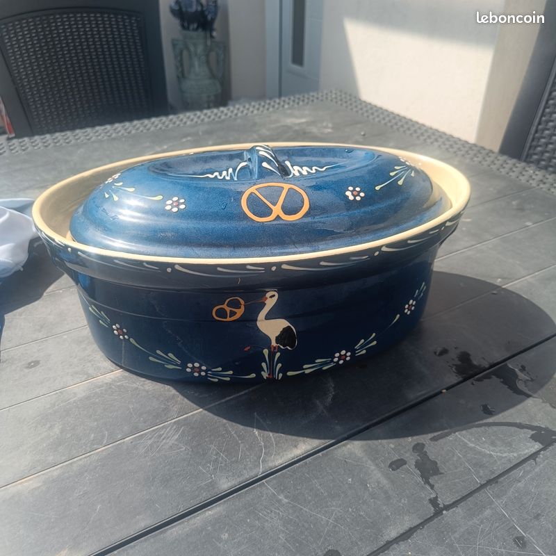 Cocotte Baeckeoffe alsacienne
- Type de produit : Cocotte de
fabrication Artisanale. Peinture à main levée.
- Matière : Terre de Grès cuite
- Couleur : Bleu avec décoration Alsacienne (image 5)