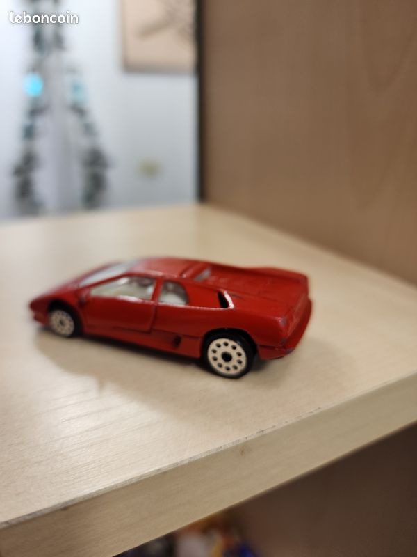 Lamborghini Countach miniature, fabrication Made in England, avec carrosserie en métal, peinture rouge et intérieur blanc (image 5)