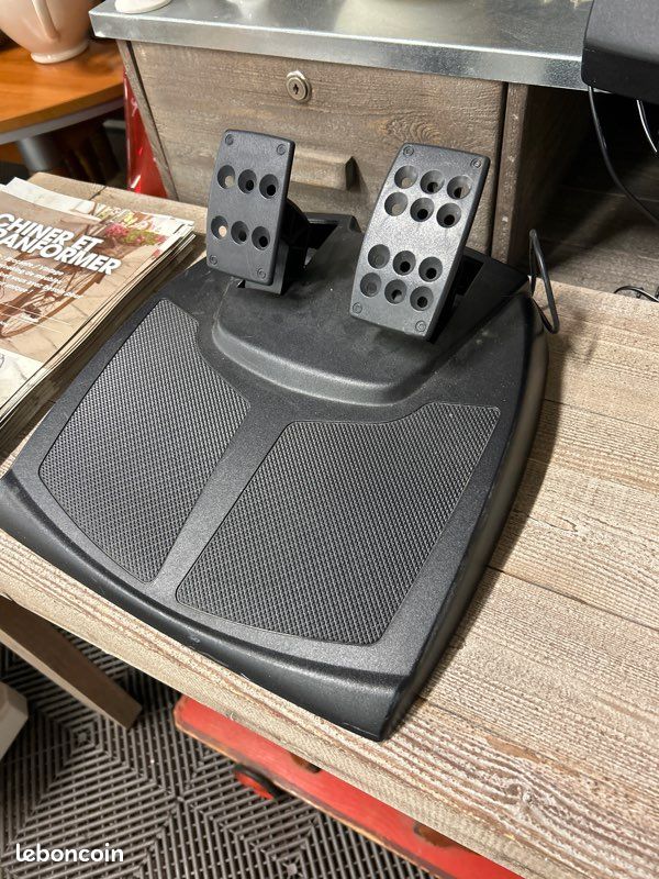 Volant simulateur Logitech MOMO Racing (image 2)