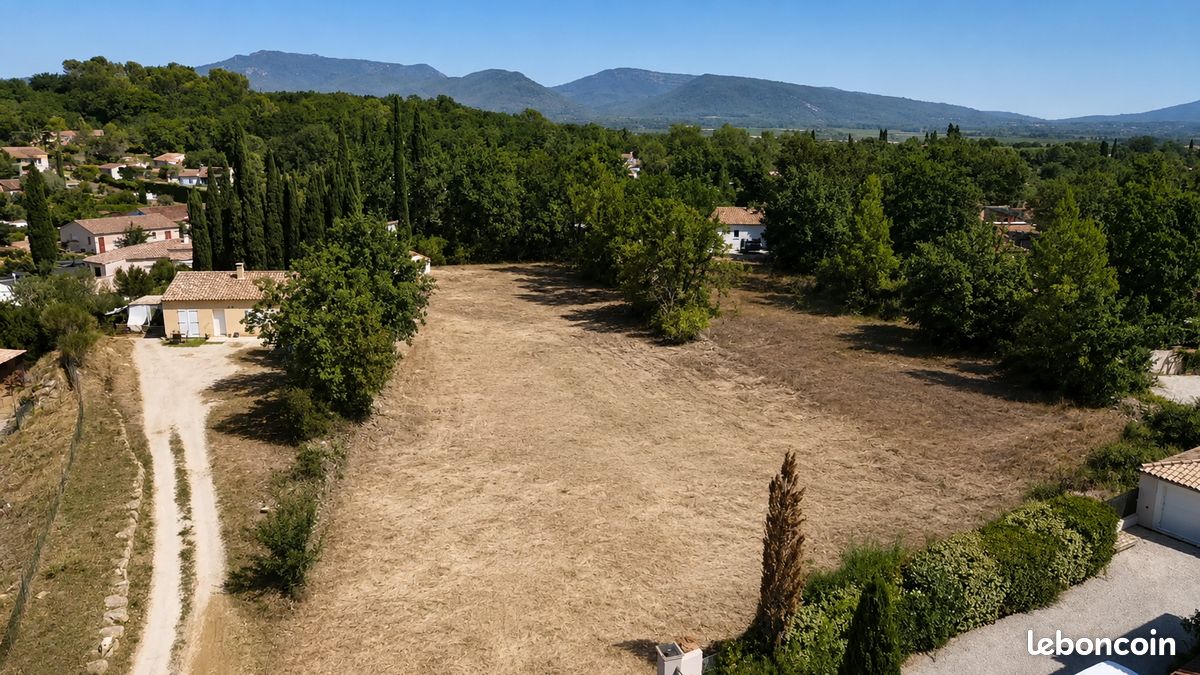 Terrain plat viabilisé 1 263 m² – Cadre boisé – Néoules · 195 000 €