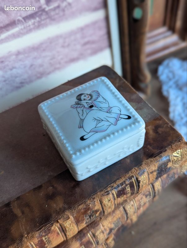 Petite boîte à bijoux publicitaire Yves Rocher en porcelaine, Pierrot – Début de Série