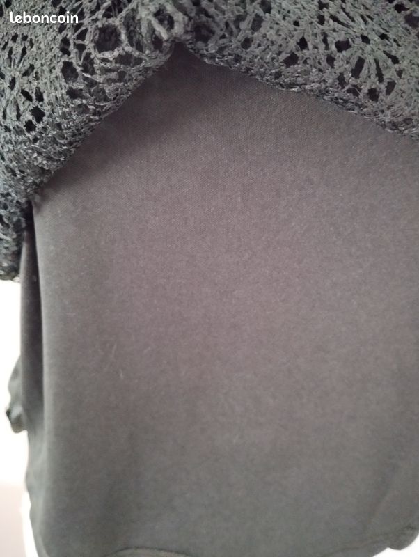 Tee-shirt noir en dentelle (image 7)