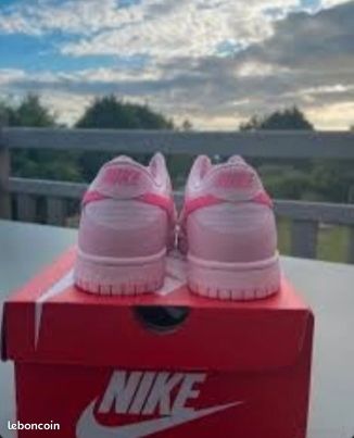 Chaussures Nike triple low rose , en bonne état prix à négocier (image 3)