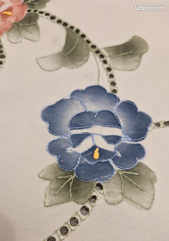 Grand napperon carre brode, 3 roses dans cercle (image 2)